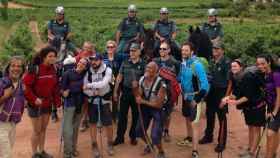 Unidades montadas de la Guardia Civil se fotografían con peregrinos del Camino de Santiago