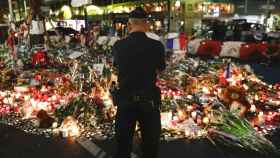 Un policía contempla las flores y velas en la Promenade des Anglais, el paseo en el que se produjo la masacre.