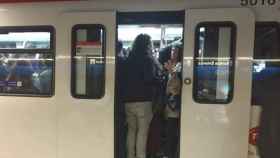 Un vagón del metro de Barcelona durante la jornada de huelga, a las 14:30h.