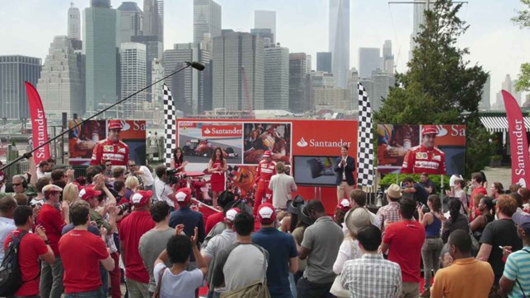 Fernando Alonso promociona la F1 en Nueva York