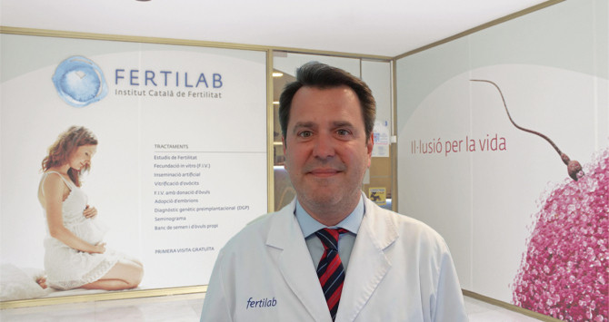 Álex García Faura, director de la unidad de oncofertilidad en la clínica Fertilab Barcelona / FOTOMONTAJE CG