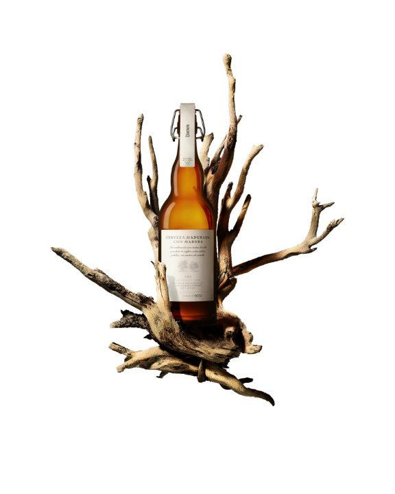 La cerveza de Damm está madurada con madera, lo que le aporta delicadeza y calidez