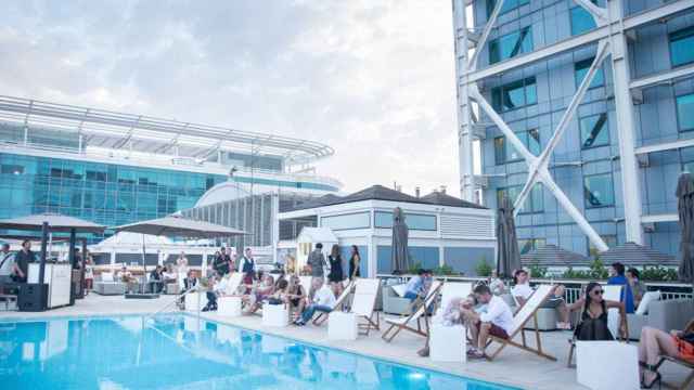 Imagen de la zona de piscina del Hotel Arts Barcelona / Cedida