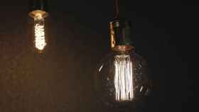 Dos bombillas en una imagen de archivo / EUROPA PRESS