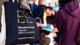 Imagen de una bolsa promocional de Barcelona Energia, la eléctrica pública de Ada Colau en Barcelona / AJBCN