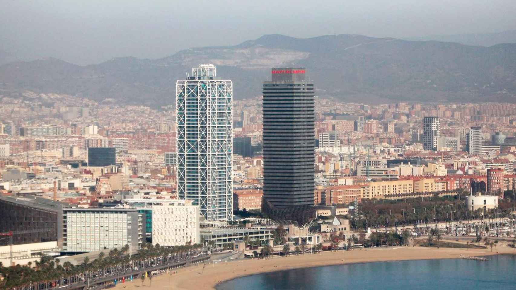 Vista del Hotel Arts (rascacielos a la izquierda de la foto), en el Frente Marítimo de Barcelona / CG