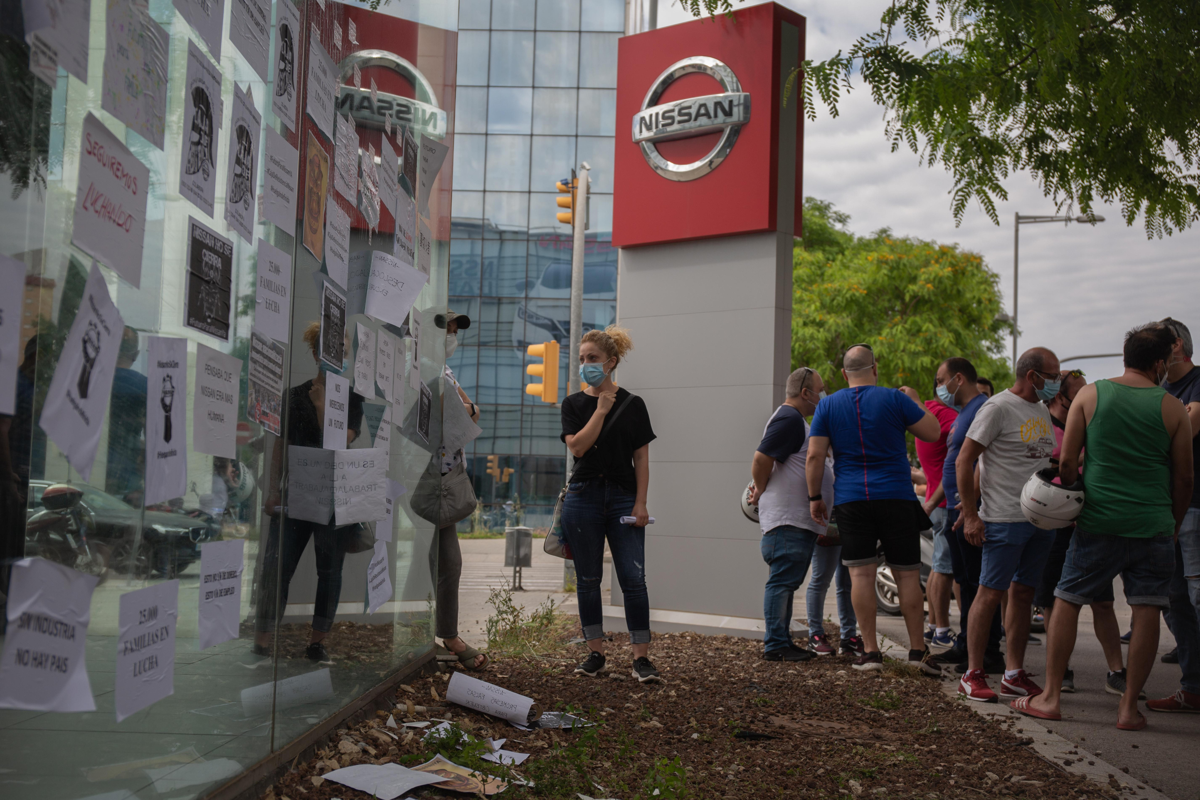 Trabajadores de Nissan cuelgan carteles en uno de los concesionarios de la firma / EP