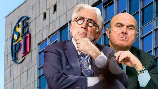 Josep Sánchez Llibre y Luis de Guindos ante la sede de la SEPI (Sociedad Estatal de Participaciones Industriales) / CG