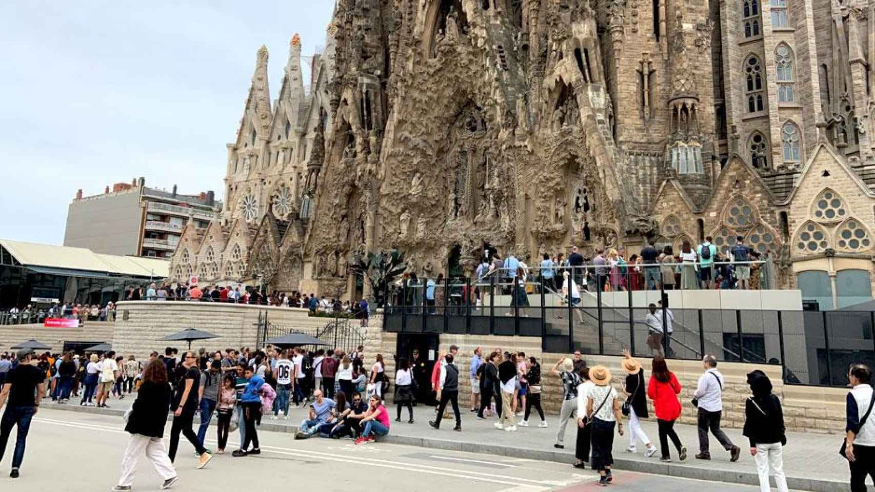 Turistas hacen cola para entrar en la basílica de la Sagrada Familia de Barcelona este lunes / CG