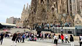 Turistas hacen cola para entrar en la basílica de la Sagrada Familia de Barcelona este lunes / CG