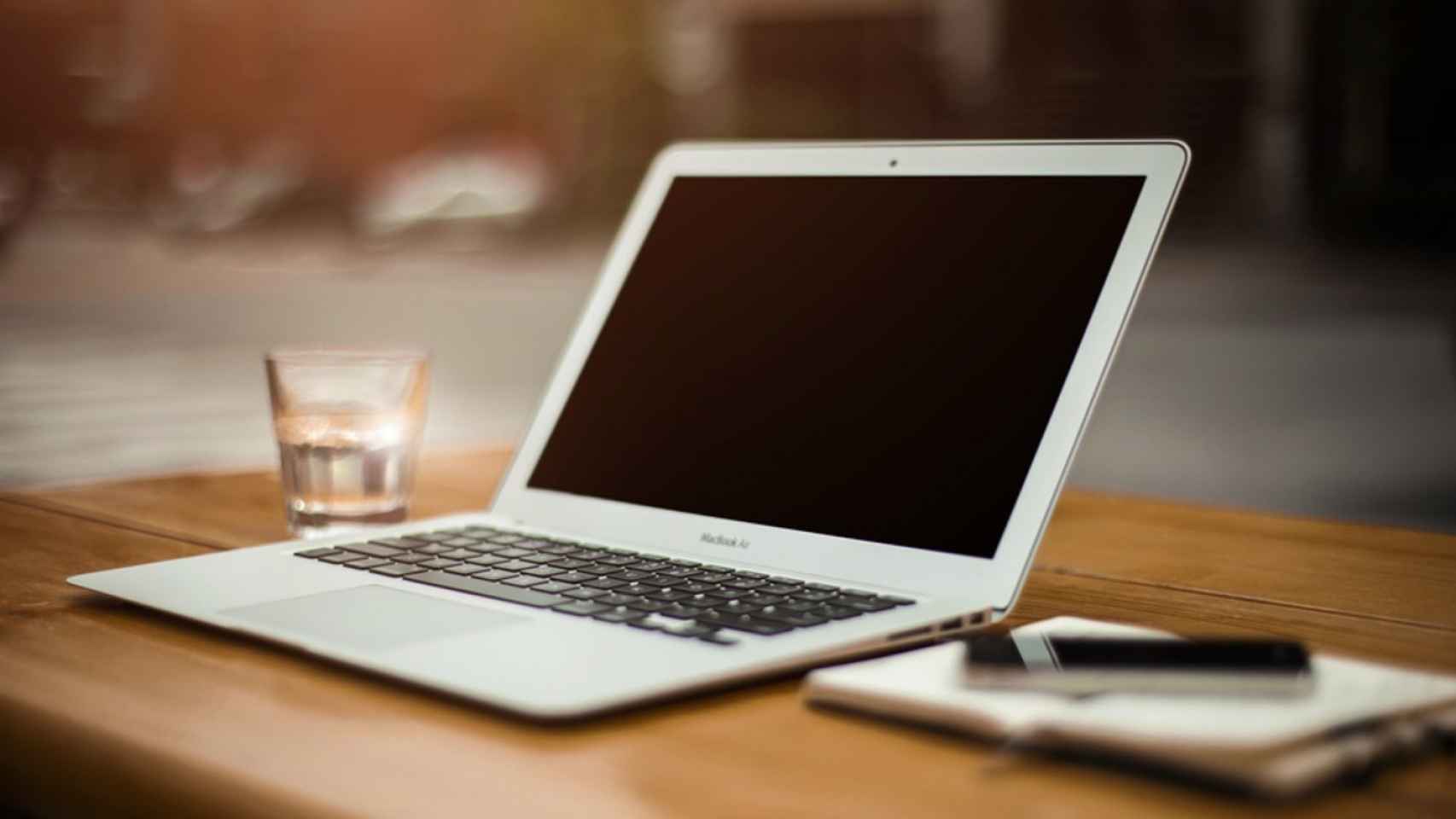 Un ordenador portátil MacBook de Apple / PIXABAY