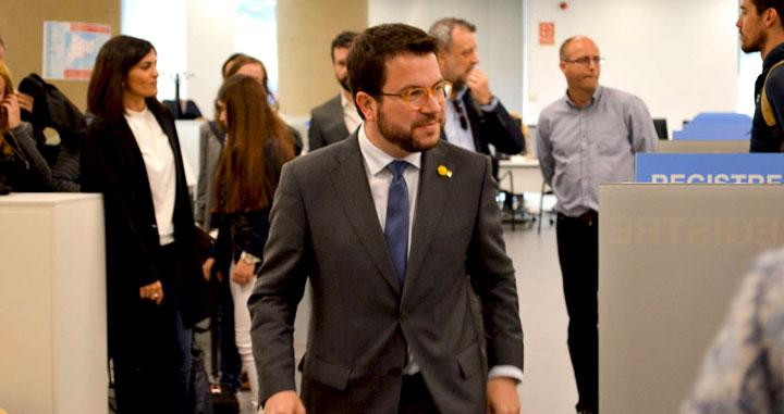 El vicepresidente de Economía de Cataluña, Pere Aragonès (ERC), en una oficina de la Hacienda catalana / GENCAT
