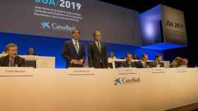 A la derecha, Jordi Gual, presidente de CaixaBank, junto a Gonzalo Gortázar, consejero delegado, en la junta de accionistas 2019