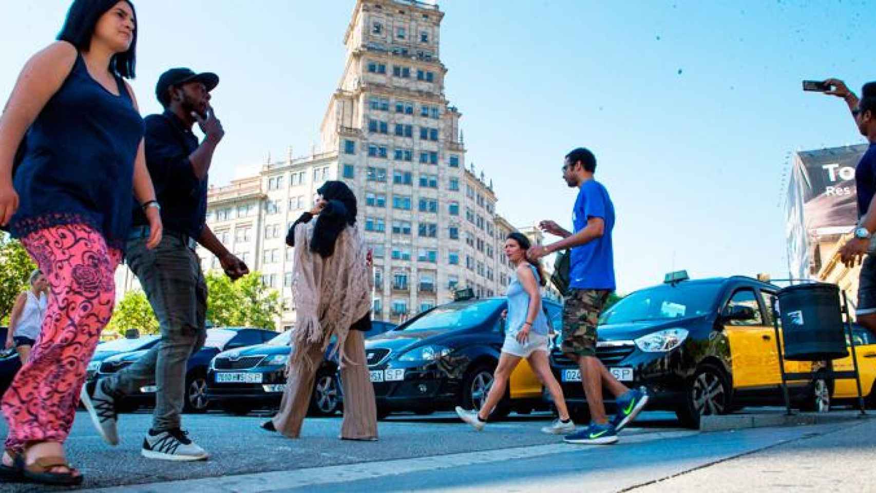 Taxistas estacionados en plena Gran Vía de Barcelona / EFE