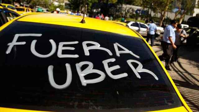 Imagen de un taxi con una pintada contra Uber / CG