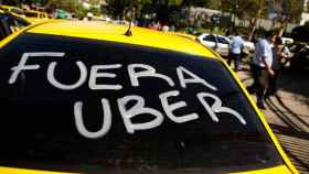 Imagen de un taxi con una pintada contra Uber / CG