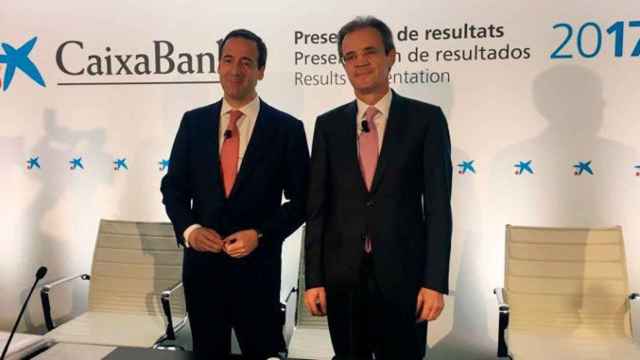 El presidente de Caixabank, Jordi Gual (d), y el consejero delegado, Gonzalo Gortázar (i), en la presentación de los resultados del grupo de 2017 en la antigua sede del Banco de Valencia / CG