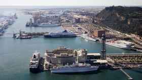 Vista general del Puerto de Barcelona, con las terminales de ferris, en primer plano, y la de cruceros, a la izquierda / CG