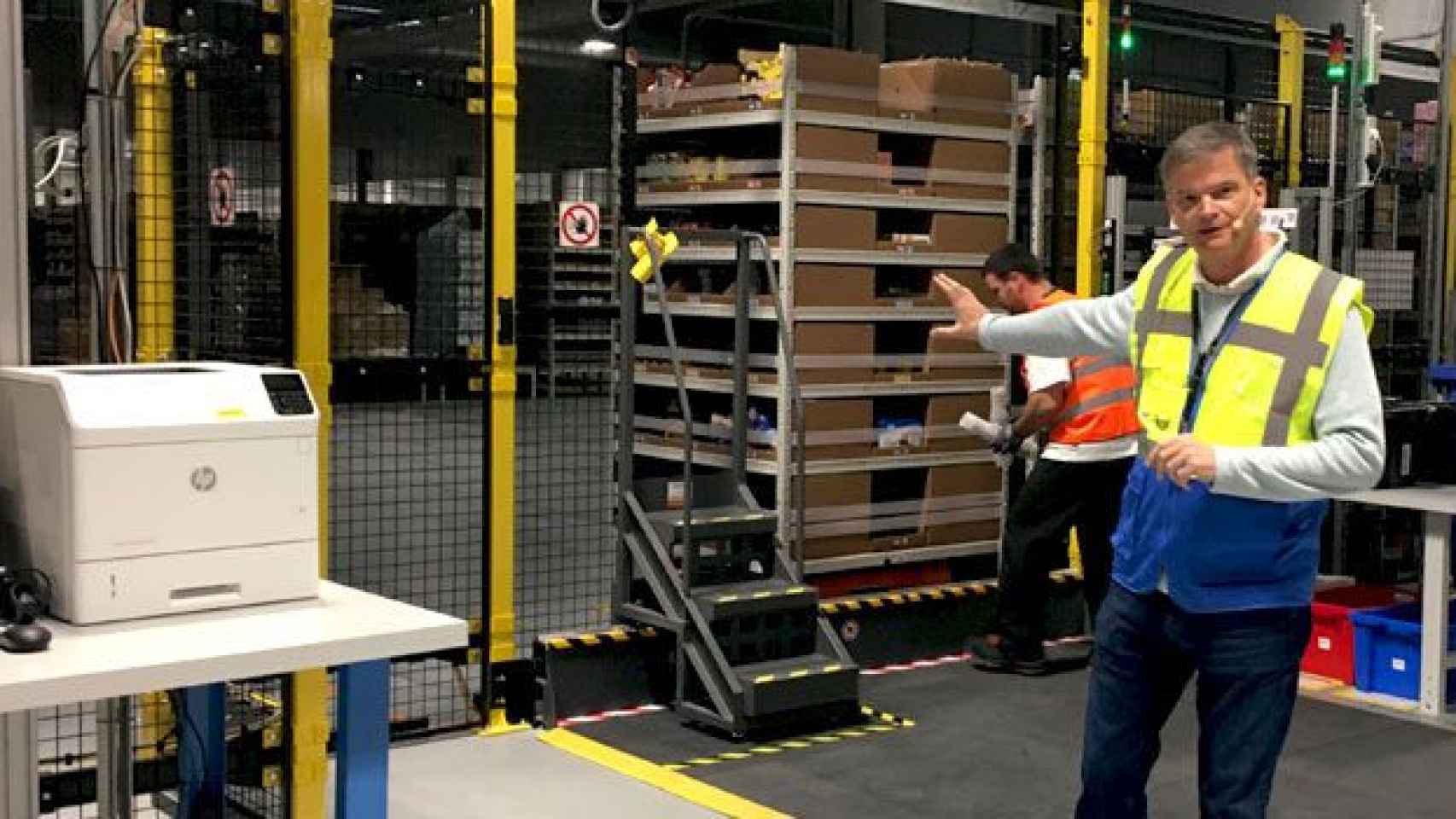 Fred Pattje, director de operaciones de Amazon en España e Italia, junto a uno de los puestos de carga donde llegan las estanterías en Castellbisbal / CG