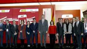 Álvaro Nadal, ministro de Industria, Turismo y Agenda Digital (al lado de la vicepresidenta del Gobierno, Soraya Sáenz de Santamaría) ha participado en la acto oficial de inaguración del MWC de Barcelona este lunes, encabezado por el rey / EFE