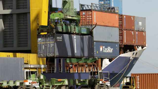 Un barco con mercancías en el puerto / EFE