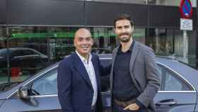 El empresario hotelero Kike Sarasola (I) y Carles Lloret, director general de Uber para el sur de Europa / EUROPA PRESS