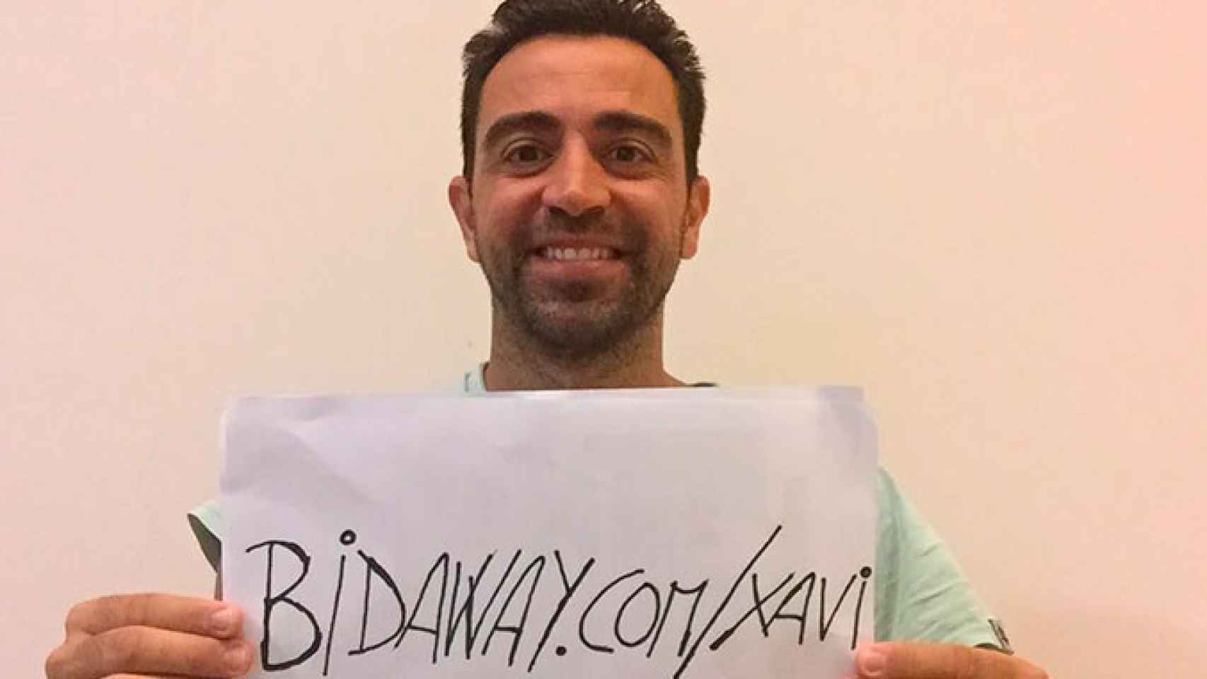 El exjugador del Barça, Xavi Hernández, promociona su subasta de BidAway / TWITTER