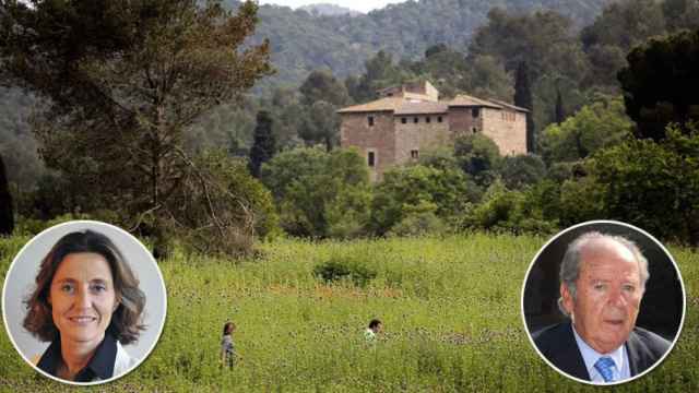 La fortificación de Torre Negre que da nombre al paraje junto a la alcaldesa de Sant Cugat, Mercè Conesa (izquierda), y el constructor Josep Lluís Núñez (derecha)