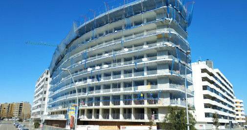 Las obras del nuevo edificio de pisos sociales junto al Fòrum en Sant Adrià de Besòs / VR - CG