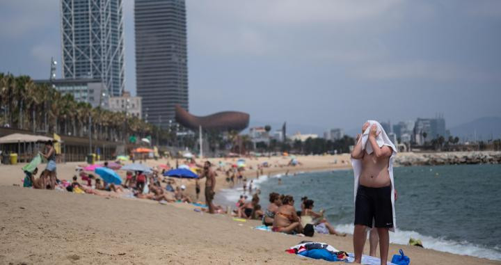 Bañitas en la playa de Barcelona este verano / EUROPA PRESS