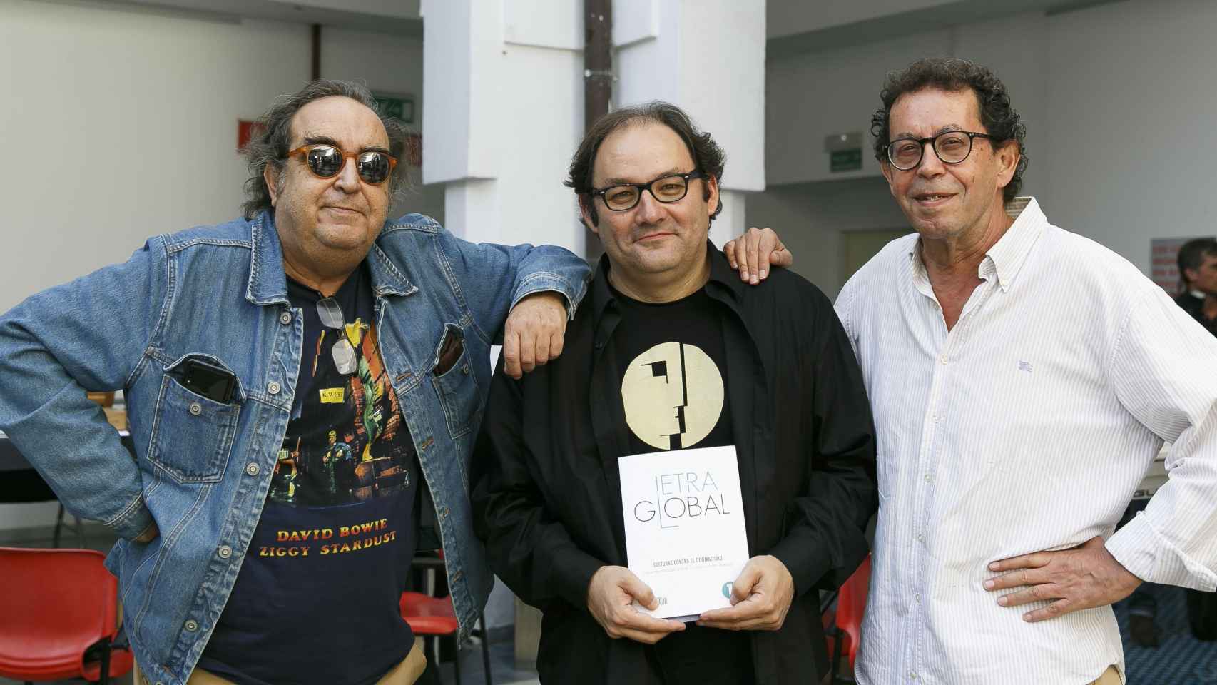 Ramón de España, Carlos Mármol y Diego Carrasco con un ejemplar de 'Letra Global' en el 'Bookstock' de Sevilla. / JAIME MARTÍNEZ