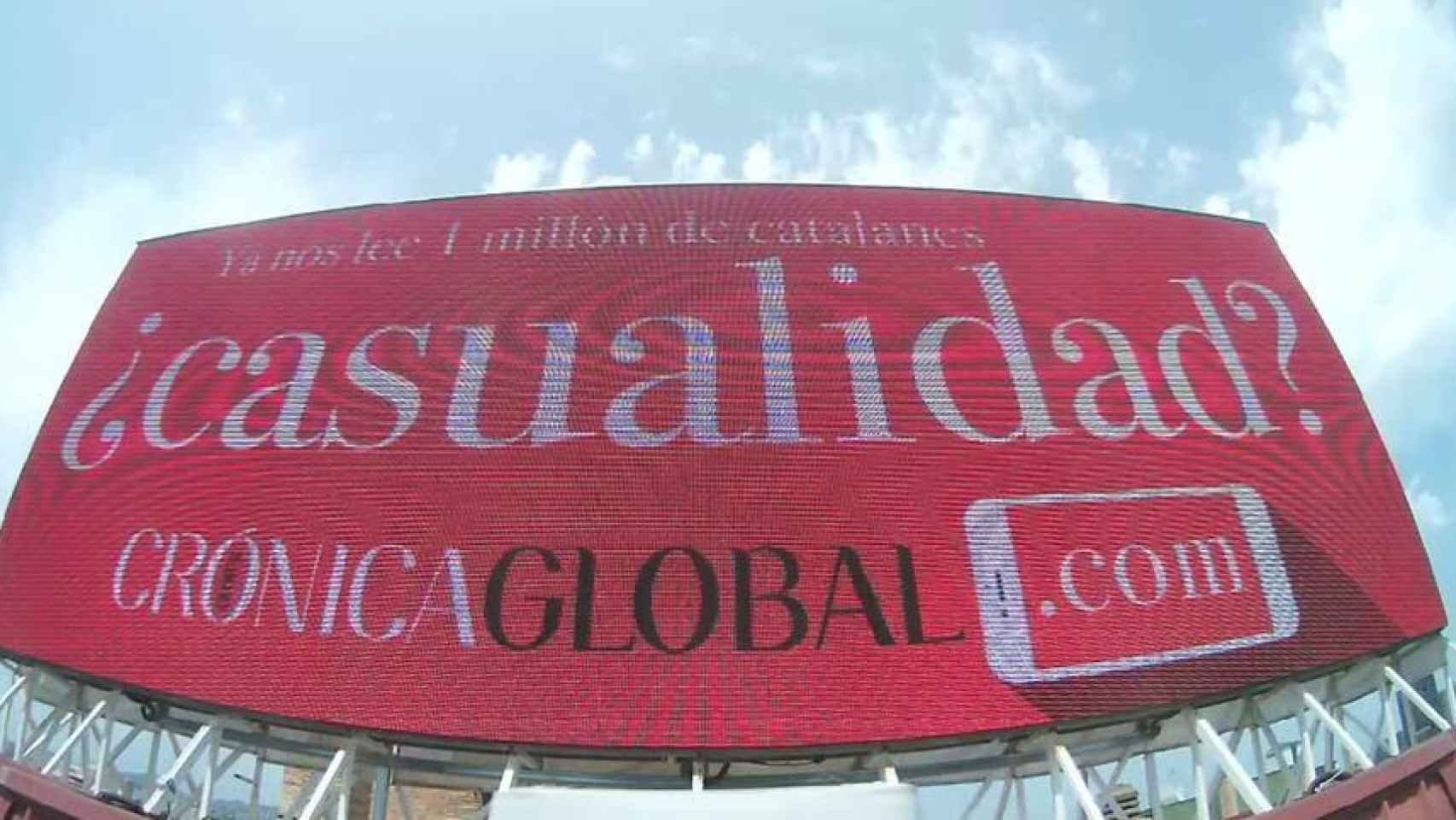 Captura de la campaña de Crónica Global en una pantalla al exterior.