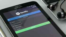 Móvil con la aplicación de Spotify abierta / PIXABAY