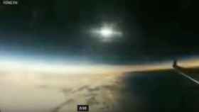 El eclipse solar visto desde una ventanilla de un avión