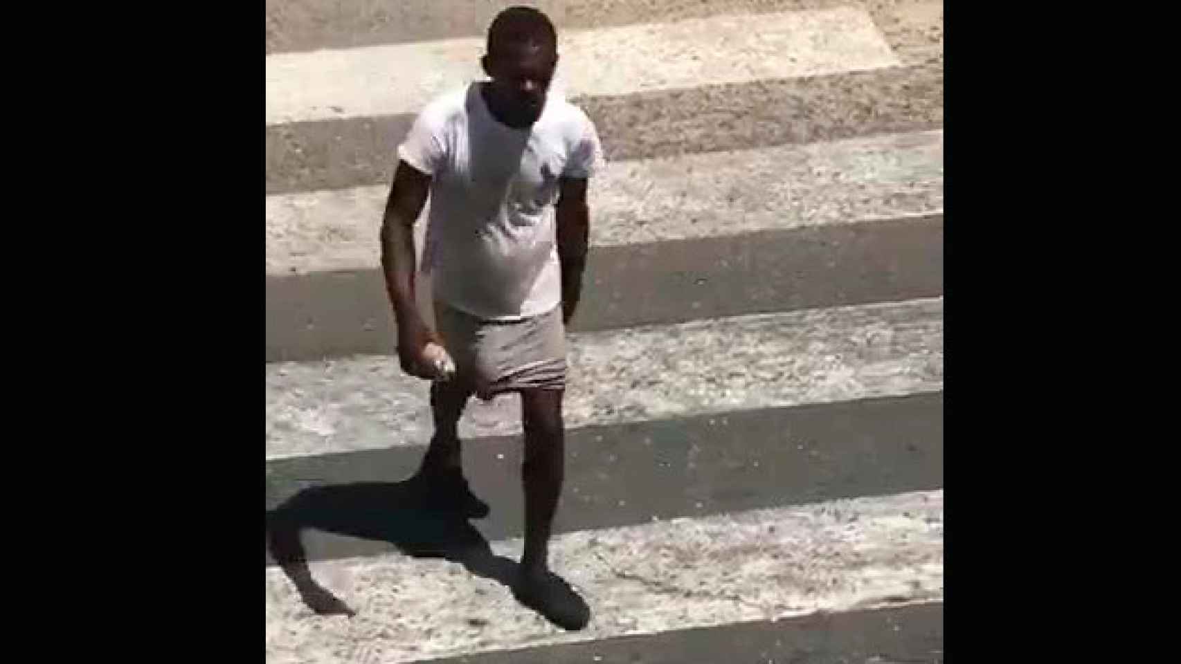 El vídeo grabado de incógnito que muestra al ciudadano con su pene enorme paseando por la calle / CG
