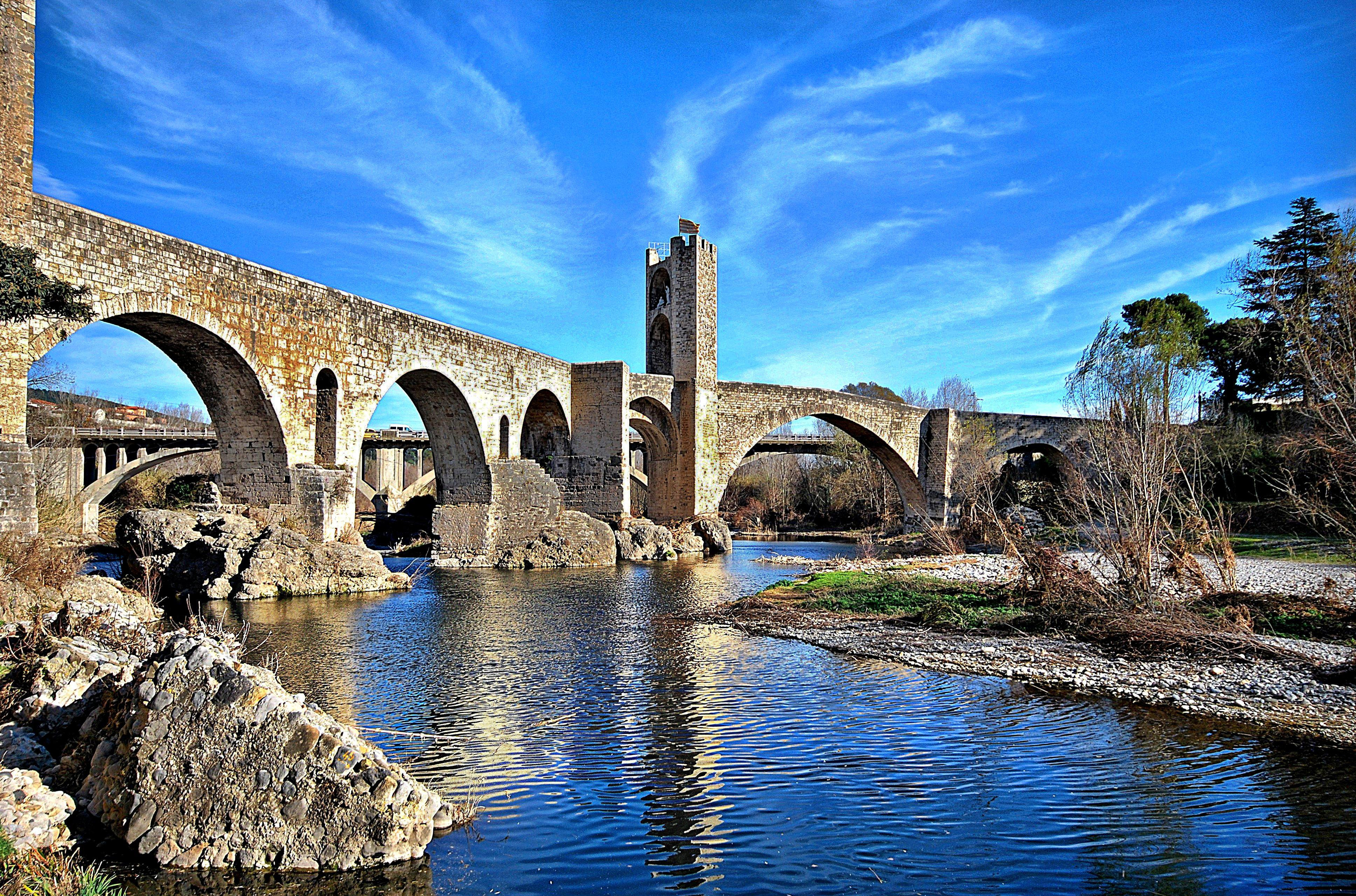 Imagen del puente de los judíos de Besalú, una de las joyas para visitar en el otoño catalán / WIKIPEDIA
