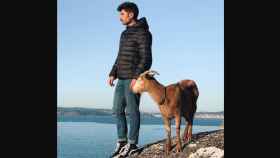 Hugo y su cabra / INSTAGRAM