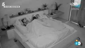 Lucía, Lola y Carlos en la cama / TELECINCO