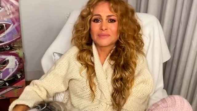 Paulina Rubio en su casa, a punto de llorar / INSTAGRAM