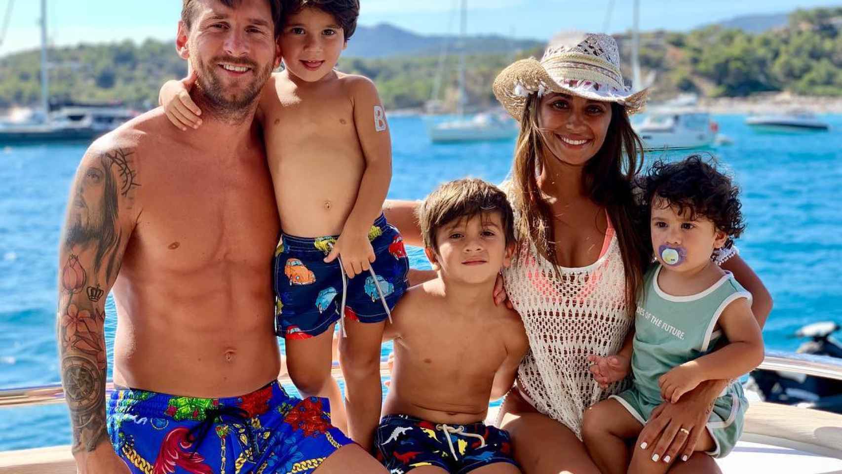 Antonella Roccuzzo y Leo Messi con sus hijos de vacaciones