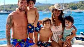 Antonella Roccuzzo y Leo Messi con sus hijos de vacaciones