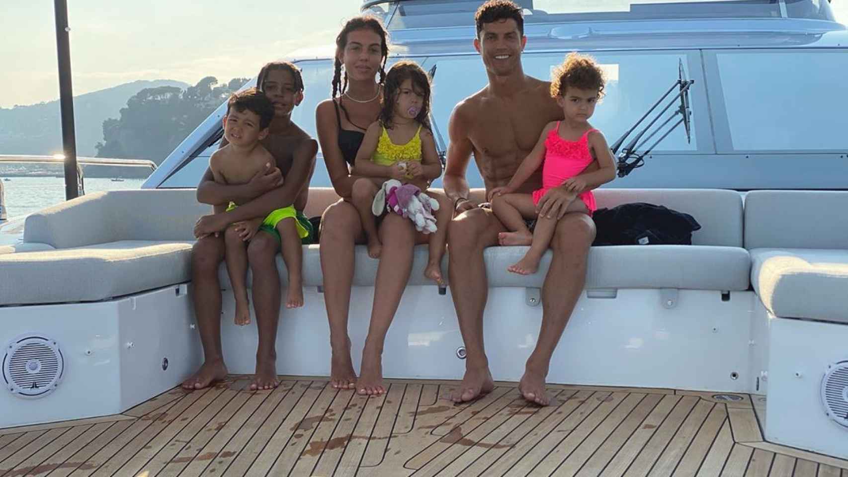 Georgina y Cristiano Ronaldo, en una foto de familia