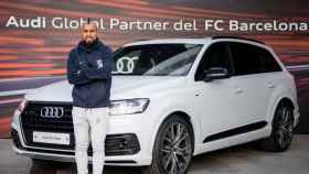 Arturo Vidal con los nuevos coches del Barça