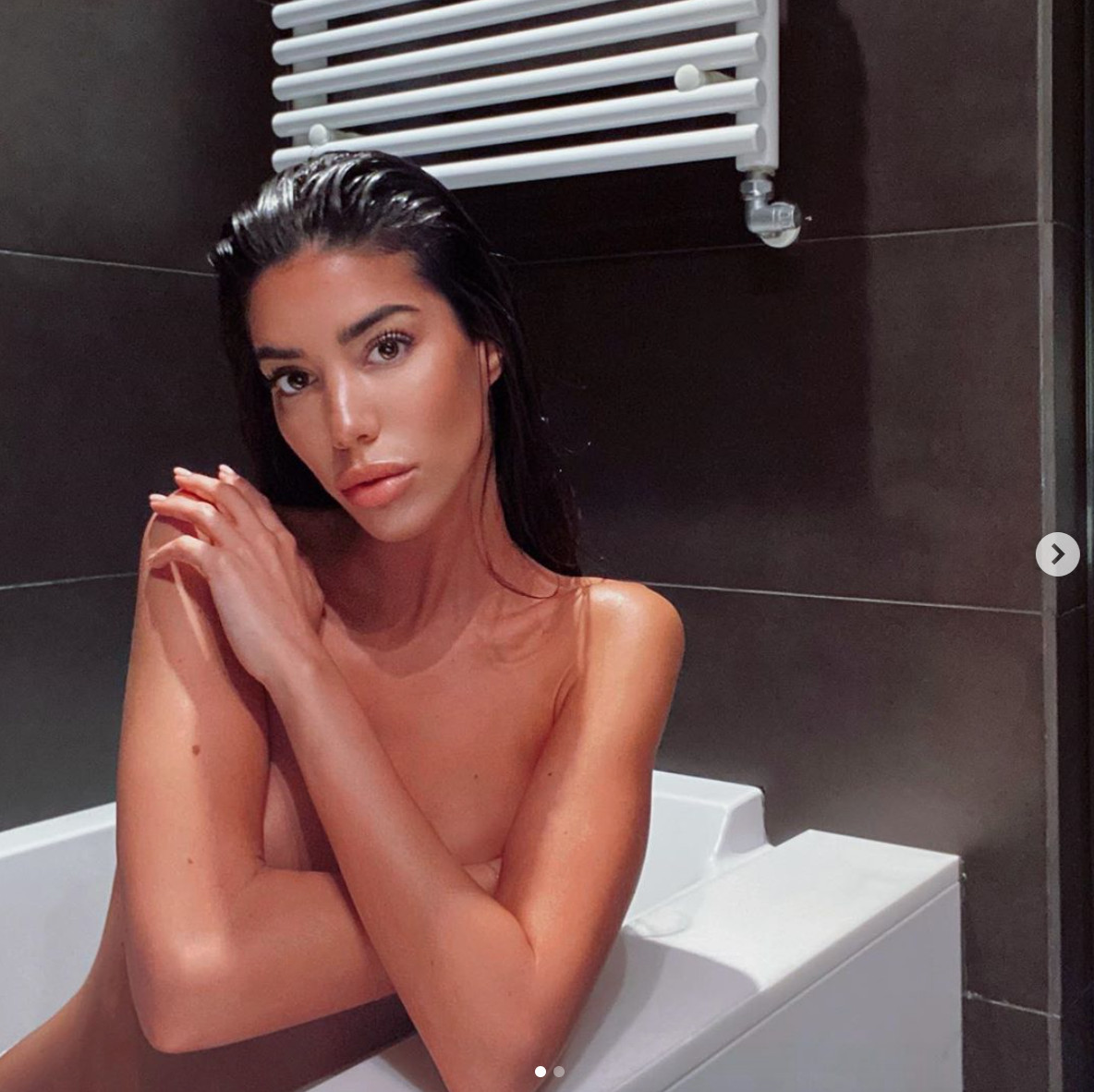 Nadia Avilés desnuda en la ducha