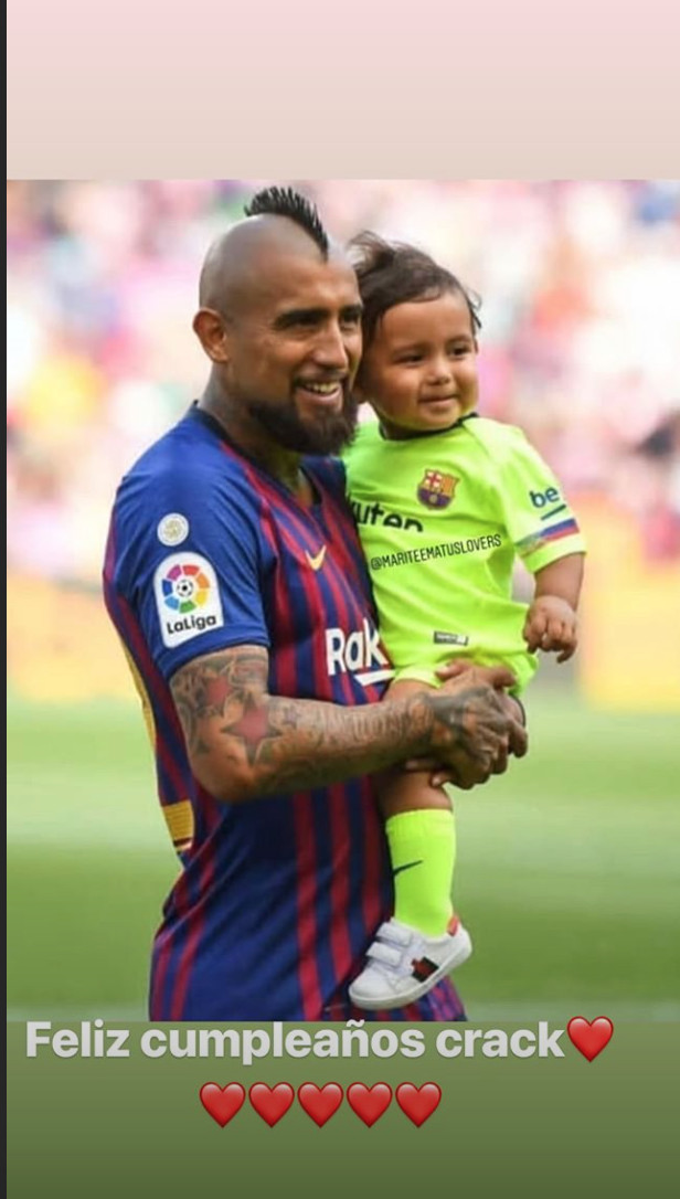 Arturo Vidal felicita a su hijo Emiliano