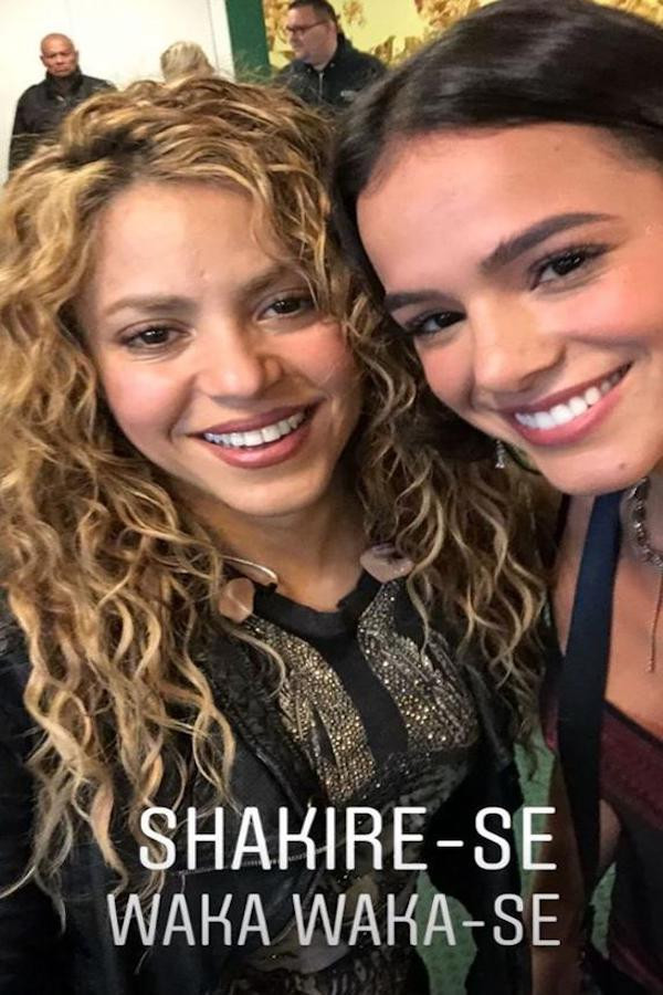 Shakira y Bruna Marquezine posan juntas / Instagram