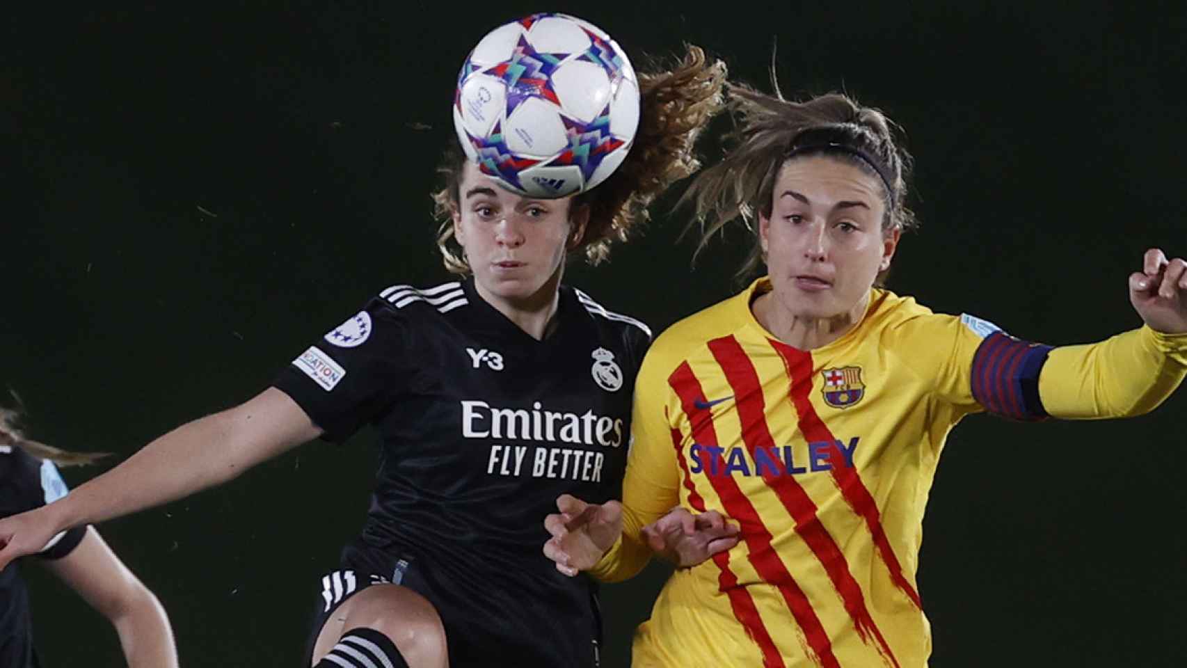 Alexia Putellas disputa el balón contra Rocío Gálvez, en el clásico de Champions entre Real Madrid y Barça Femenino / EFE