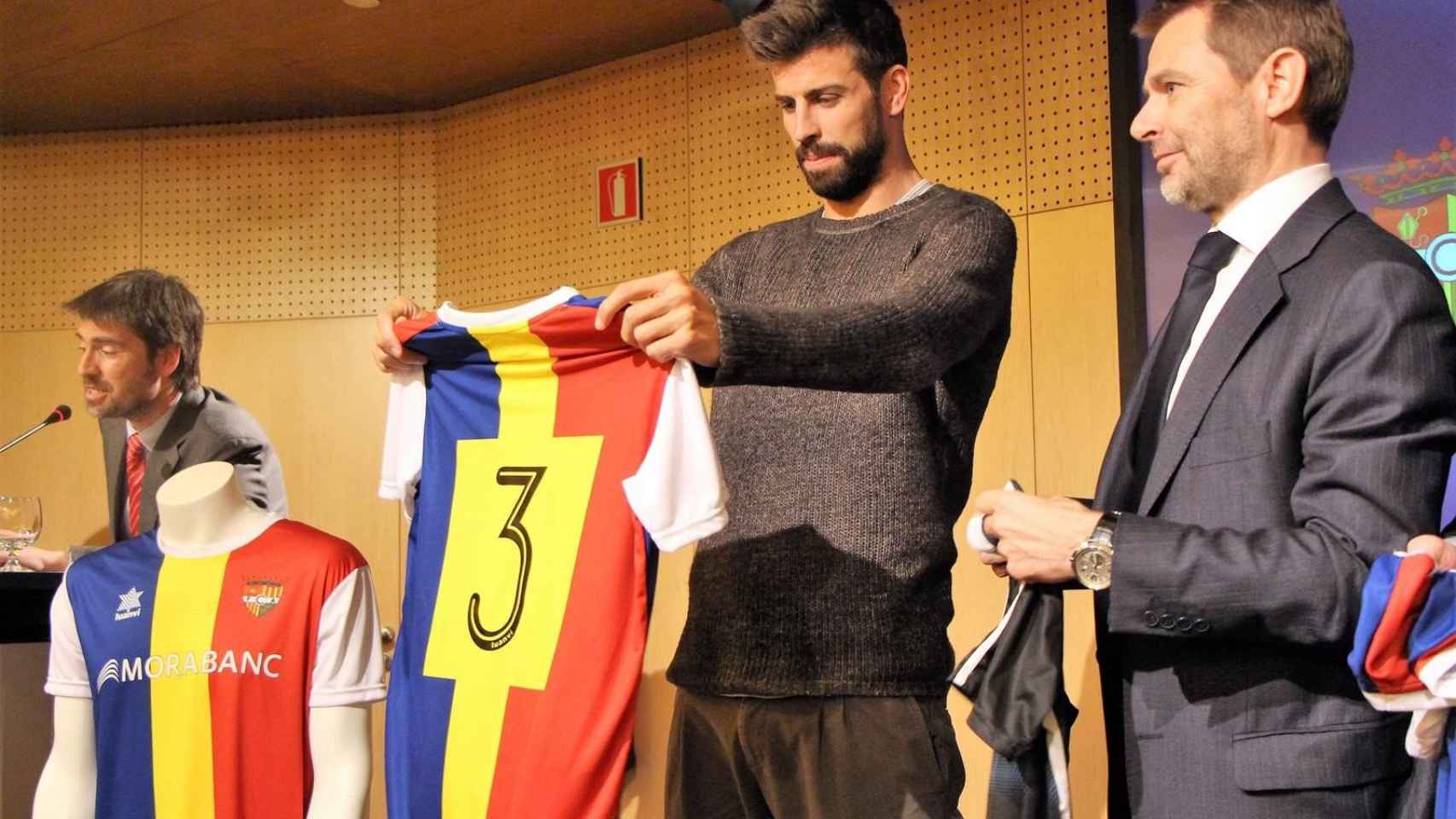 Gerard Piqué con la camiseta del Andorra FC / EFE