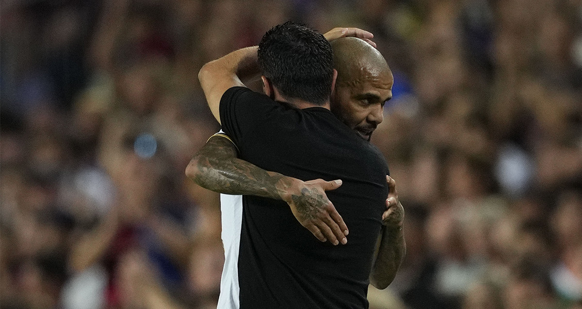El emotivo abrazo de Dani Alves y Xavi Hernández, durante el trofeo Joan Gamper / EFE