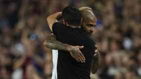 El emotivo abrazo de Dani Alves y Xavi Hernández, durante el trofeo Joan Gamper / EFE